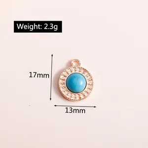 Dettaglio del ciondolo bohémien in turchese con cornice dorata e diametro di 13mm