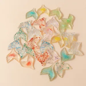 Gros plan de breloques queue de sirène en résine transparente avec des paillettes brillantes