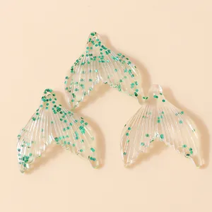 Détail de pendentifs queue de sirène en résine transparente avec paillettes vertes pour DIY
