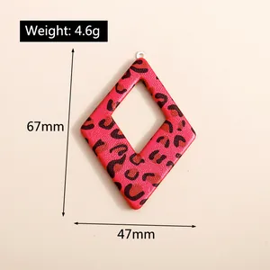 Macro shot of 47x67mm leopard print rhombus pendant with dimensions and weight info