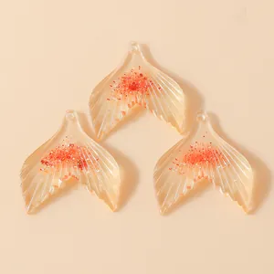 Lot de trois pendentifs queue de sirène en résine translucide avec paillettes orange