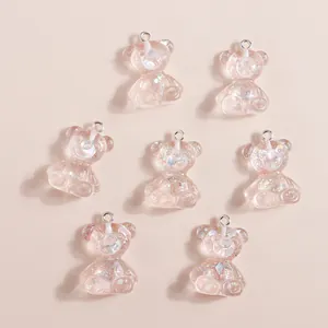 Détail de pendentifs ours en résine DIY avec paillettes scintillantes et pitons en métal