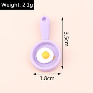 Miniatuur paarse hars koekenpan met spiegelei, afmetingen 3,5 cm x 1,8 cm voor hobby