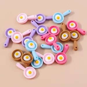 Mini hars koekenpan spiegelei bedeltjes in diverse kleuren voor DIY sieraden en knutselen