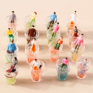 Figuras en miniatura en tazas coloridas para decoración DIY y micropaisajes