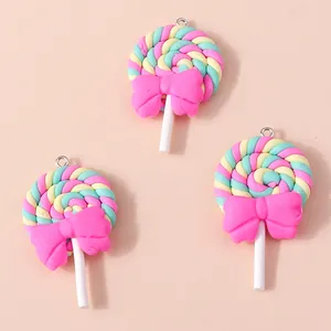 Drei bunte Harz-Lollipop-Anhänger mit rosa Schleifen und Spiralstruktur für DIY-Schmuck