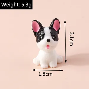 Dettaglio del ciondolo bulldog francese in resina con dimensioni 3,1cm altezza e 1,8cm