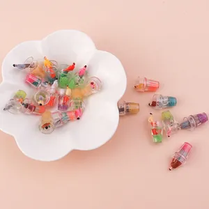 Mini tazas de bebidas coloridas con figuritas en una bandeja floral blanca sobre rosa