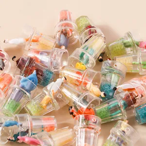 Pack de 10 colgantes de tazas miniatura con figuritas de colores y purpurina para DIY