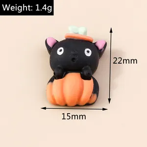 Détail d'une breloque Halloween chat citrouille en résine de 22x15mm pesant 1,4g sur fond neutre