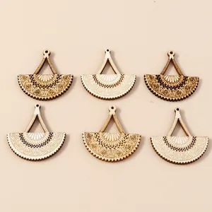 Set de 6 colgantes geométricos de madera con grabados étnicos para creación de joyas