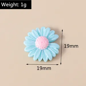 Dettaglio del fiore di margherita in resina blu da 19mm con centro rosa per fai-da-te