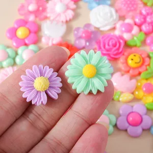Ciondoli colorati a forma di fiore in resina per fai-da-te e decorazioni cellulari
