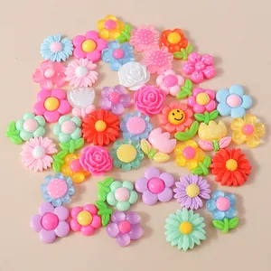 Assortimento di fiori in resina colorata e cuori per decorazioni di cover e gioielli fai-da-te