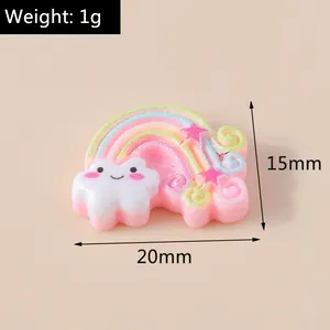Dettaglio del charm in resina arcobaleno e nuvola con sorriso con misure 20mm x 15mm