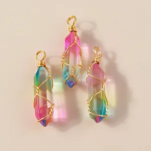 Detail van zeshoekige kristallen regenbooghangers met gouden draad voor DIY-halskettingen