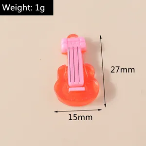 Vista detallada del dije de guitarra de resina con medidas 27x15mm para manualidades y joyería