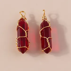 Set van twee rode zeshoekige kristallen hangers met gouden draad voor DIY-sieraden