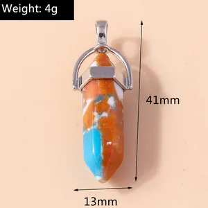 Détail macro d'un pendentif en cristal hexagonal 41x13mm avec bélière argentée et poids 4g