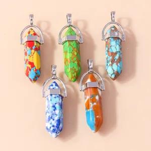 Lot de cinq pendentifs en cristal hexagonal en forme de balle avec fermoirs en métal argenté