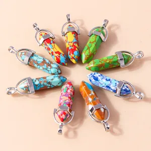 Vue détaillée de pendentifs hexagonaux colorés avec attaches en métal argenté pour bijoux