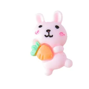 Roze hars konijn bedeltje met wortel voor DIY knutselen en telefoonhoesjes decor