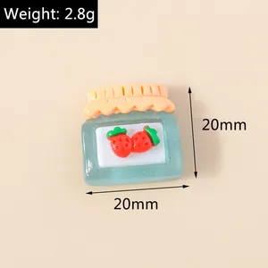 Detailweergave van de 20mm aardbeienjam hars bedel voor DIY knutselen 2,8g