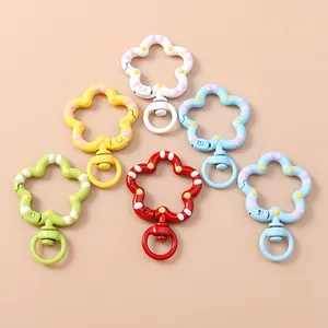 Mosquetones de metal con forma de flor y anillos giratorios en seis colores variados