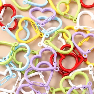 Dettaglio di moschettoni colorati a forma di cuore per portachiavi fai-da-te e borse