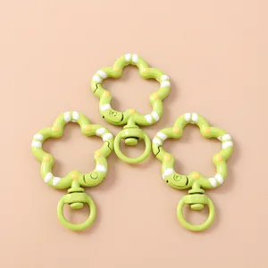 Llaveros de flores verdes con rayas blancas y lunares amarillos para joyas DIY