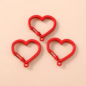 Tre moschettoni a forma di cuore rosso in metallo liscio per gioielli fai-da-te e portachiavi