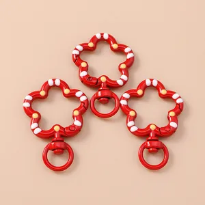 Set de tres ganchos de resorte con forma de flor roja y anillos metálicos giratorios