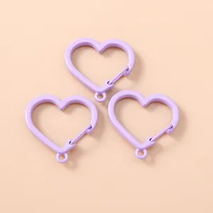 Tre moschettoni viola a forma di cuore in metallo opaco per accessori di portachiavi fai-da-te