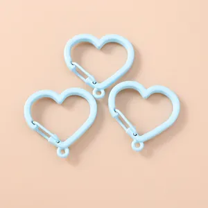 Dettaglio di moschettoni a molla a forma di cuore in blu chiaro opaco con occhielli