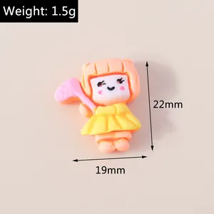 Detail van cartoon meisje hars bedeltje met afmetingen van 22 mm hoogte en 19 mm breedte