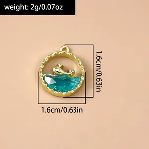 Detailweergave van de 1,6 cm dolfijn hanger met blauw kristal en afmetingen