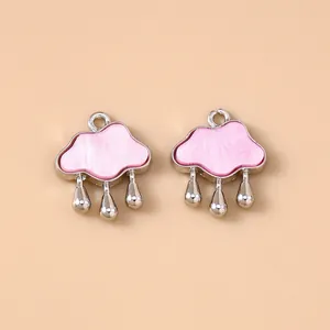 Dettaglio pendente nuvola argento con intarsio in conchiglia rosa e goccioline