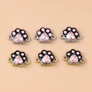 Detalle de dijes de pata de perro con cristales de corazón rosa y conectores para joyas DIY