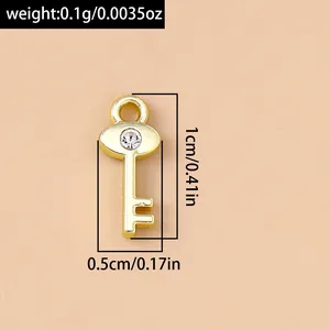 Makroaufnahme von vergoldetem Schlüsselanhänger mit Strassstein für DIY-Schmuck