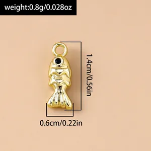 Detailweergave van een gouden vis hanger met zwarte edelsteen en de afmetingen