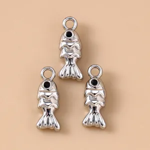 Drie verzilverde karperhangers met zwarte kristallen ogen voor DIY sieraden maken