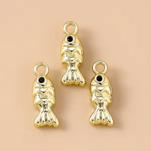 Drie gouden vis hangers met zwarte strass ogen voor het maken van DIY sieraden