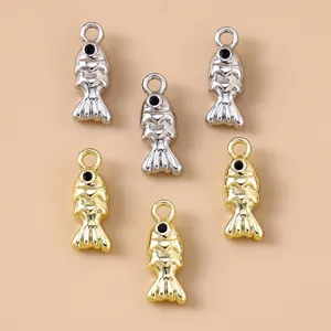DIY sieraden vishangers in goud en zilver met gedetailleerde schubbenstructuur