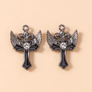 Detail eines gotischen Kreuzflügel-Anhängers mit Gunmetal-Finish und glänzendem Strass
