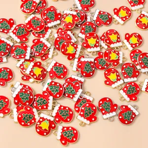 Vista detallada de colgantes de guantes de Navidad rojos con copos de nieve para joyas DIY