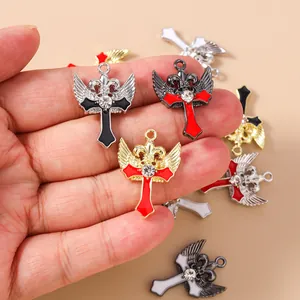 Makro-Detail von Kreuzanhängern mit Flügeln, Strasssteinen und Emaille für DIY-Schmuck