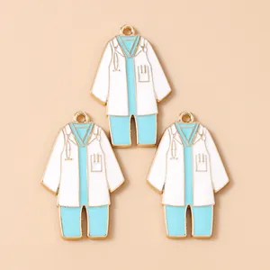 Colgantes esmaltados de uniforme de enfermera con estetoscopio para bisutería DIY y llaveros