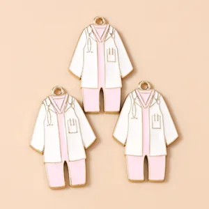Set de tres colgantes de bata médica en esmalte blanco y rosa para creación de bisutería