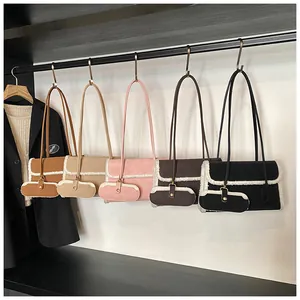 Rangée de cinq sacs à bandoulière en fausse fourrure avec mini-pochettes assorties