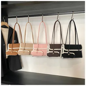 Sacs sous le bras en daim en cinq couleurs avec bordure en fourrure et petite pochette